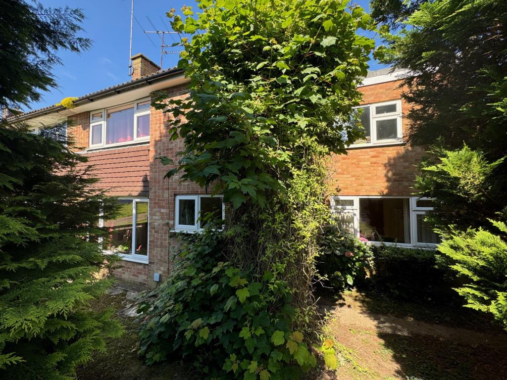 Lot: 50 - FIVE-BEDROOM SEMI-DETACHED HOUSE FOR IMPROVEMENT - Front of property